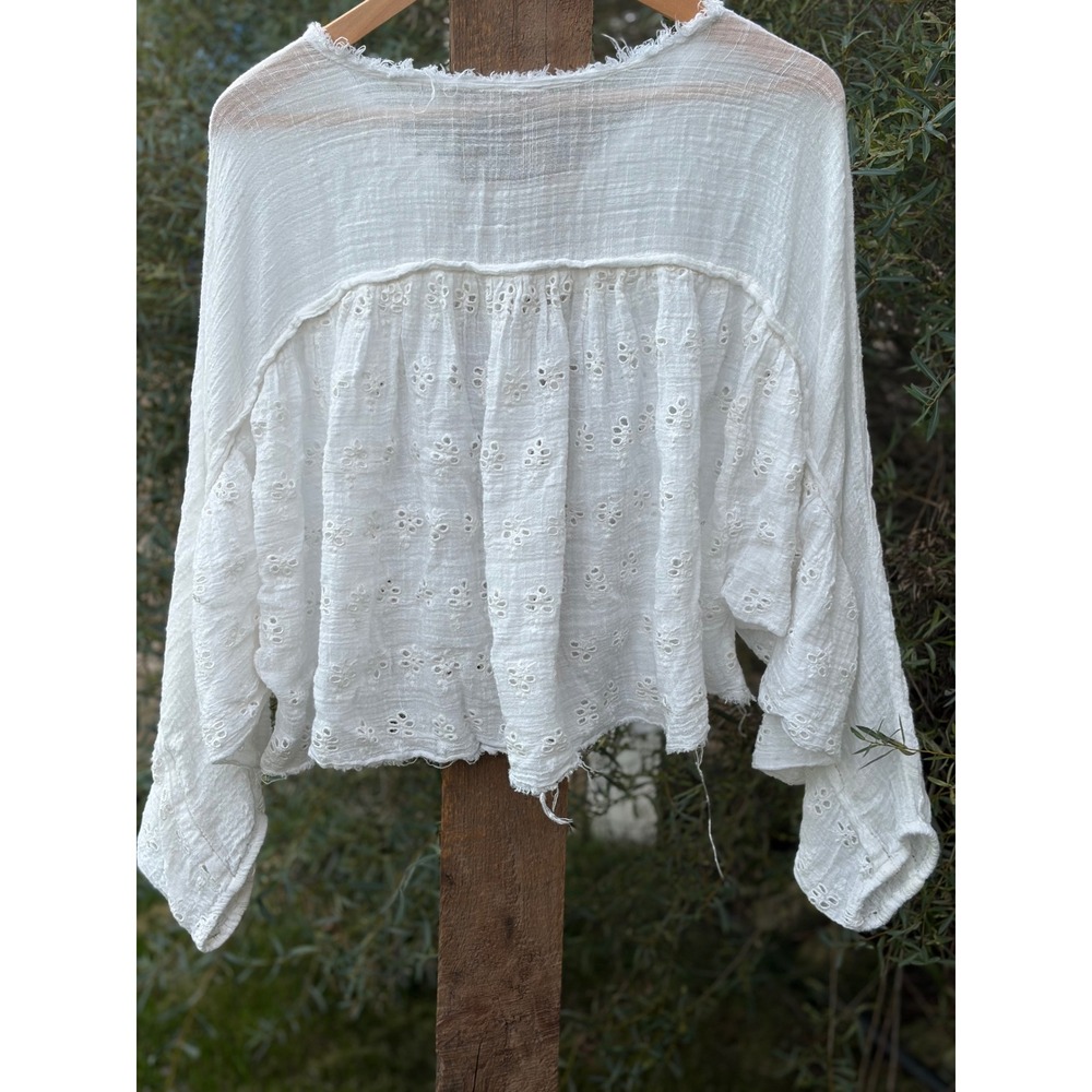 Free People FP One White Eyelet Gauze Boho Blouse Frayed Raw Hem Small - Picture 2 of 3